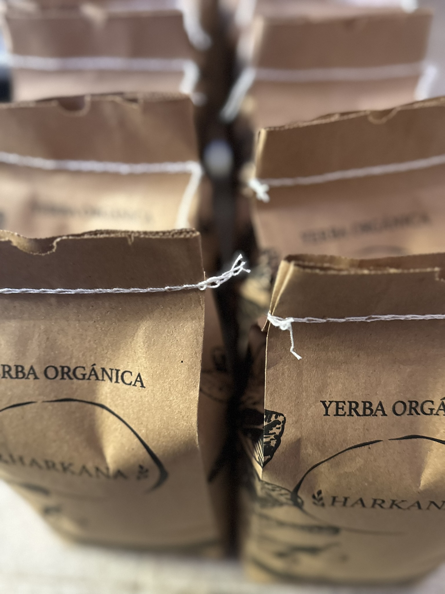 Bolsas de Harkana Yerba Orgánica kraft artesanal cerradas con hilo