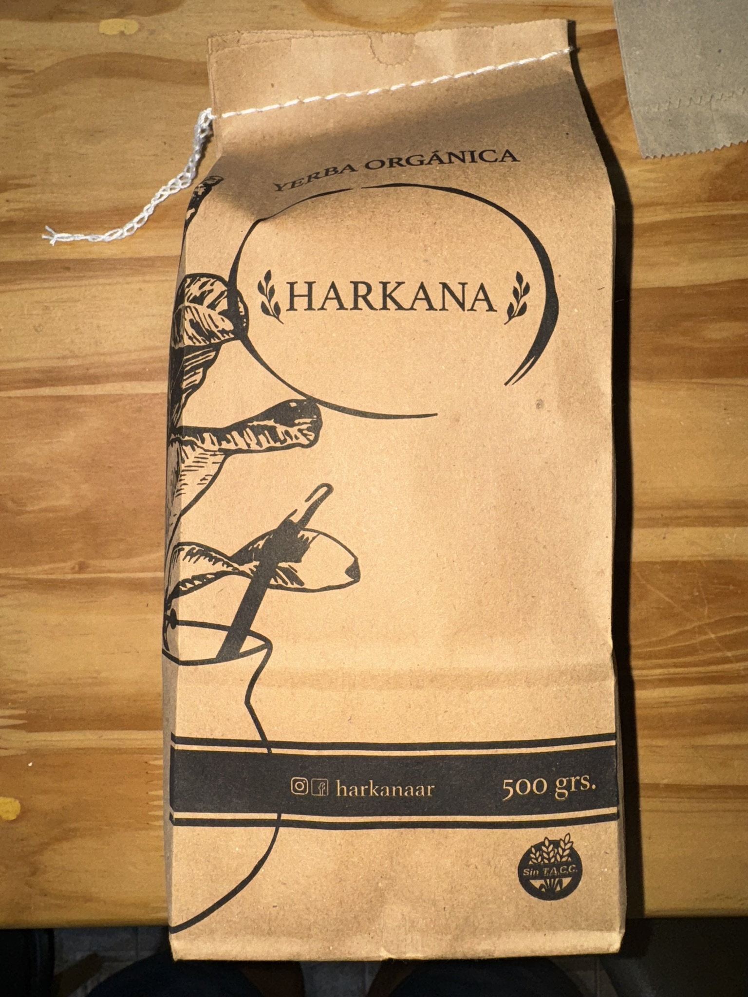 Bolsa Harkana Yerba Orgánica 500g kraft artesanal con ilustración botánica